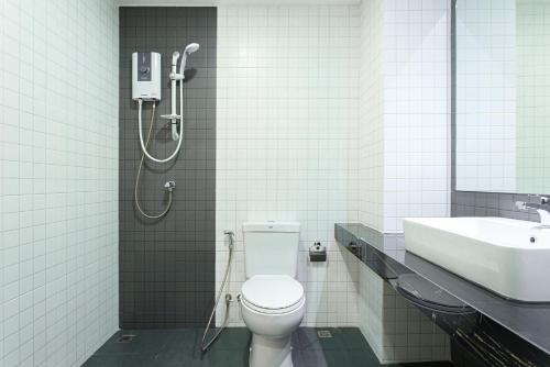 清迈CHANAPAT APARTMENT的带淋浴、卫生间和盥洗盆的浴室