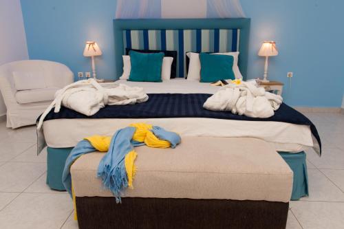 阿林达Saraya Resort的一间卧室配有一张大床和毛巾