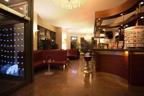 柏林柏林猎户座酒店的一间带酒吧和酒窖的餐厅