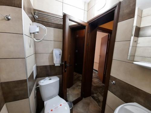 奇夫利克巴尔干酒店的一间带卫生间和门的小浴室