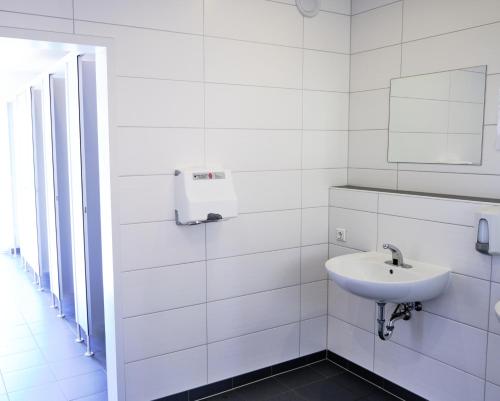 维滕Dünencamping Amrum的白色的浴室设有水槽和镜子