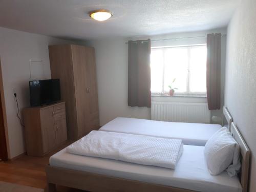 罗特威尔Monteurhotel B27的一间卧室配有一张床、一台电视和一个窗口