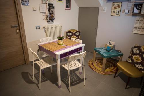 摩德纳R&B La Pomposa dei Motori的桌子和桌子的房间的小桌子和椅子