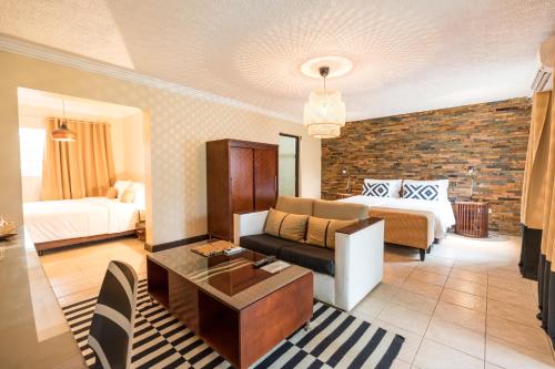圣多美圣多美欧马里酒店 的客厅配有沙发和1张床