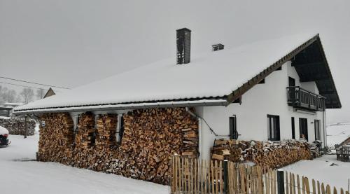 特镇Aux Capucines的雪覆盖的房屋,有栅栏