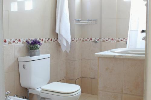 科连特斯Volver a Casa的浴室配有白色卫生间和盥洗盆。