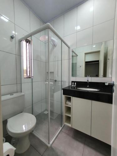 圣若泽杜斯皮尼艾斯Hotel Carmelo的白色的浴室设有卫生间和水槽。