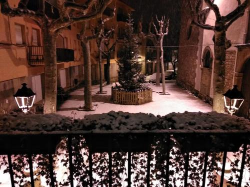 圣朱利亚德维拉托Escloper B&B的雪 ⁇ 的街道,晚上有圣诞树