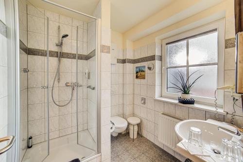 阿尔肯齐梦曼公寓式酒店的带淋浴、盥洗盆和卫生间的浴室