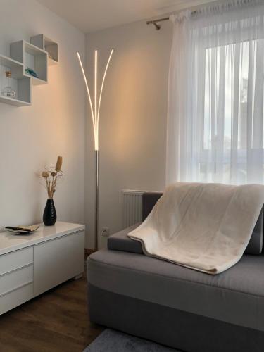 济夫努夫Apartment Yanina SŁONECZNE TARASY的卧室配有一张带白色窗帘的床和窗户。