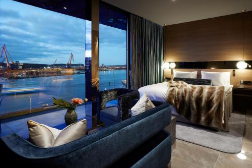 哥德堡世界酒店的酒店客房设有一张床和一个大窗户