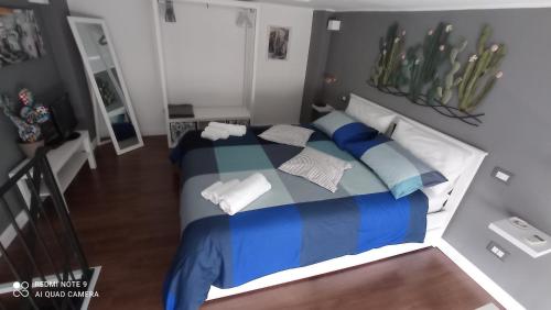 卡塔尼亚SISTO 85 - HOLIDAY HOUSE的一间卧室配有一张带蓝色和白色枕头的床