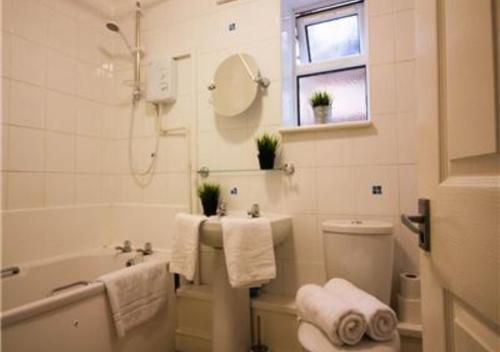 StayZo Penthouse Accommodation 2- Premier Lodge的一间浴室
