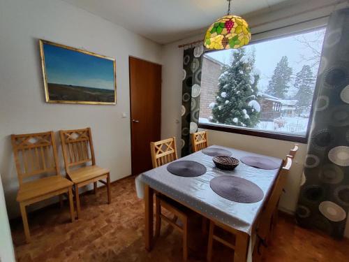 伊马特拉Villa Campari的一间配备有桌椅和圣诞树的用餐室