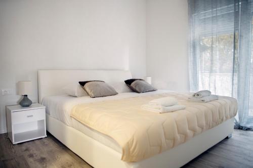 奥米什Villa Naklice的白色的卧室设有一张大床和一个窗户