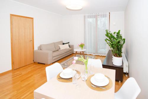 塔尔图Küüni 5b Guest Apartment的客厅配有白色的桌子和椅子