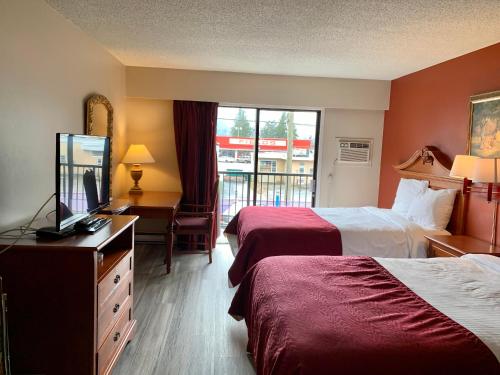 霍普温莎汽车旅馆 的酒店客房设有两张床和一台平面电视。