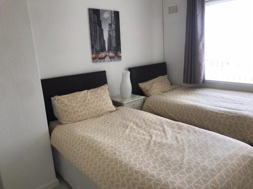 考文垂Diana House - Great location的一间卧室设有两张靠窗的床。