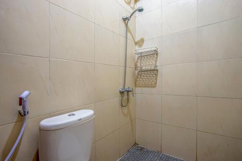 当格浪Tami House Bintaro Syariah的一间带卫生间和淋浴的浴室