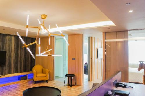 台南富驿时尚酒店的客厅配有黄色椅子和电视
