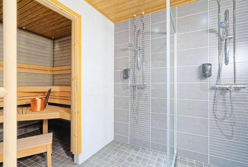萨利色尔卡萨里塞卡高级公寓假日俱乐部的带淋浴的浴室(带玻璃淋浴间)