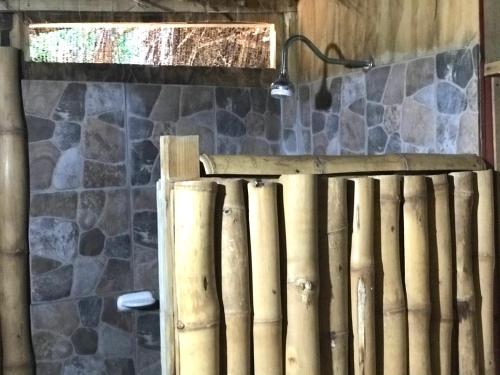特雷热比奇Moringa Ingadi的石墙房间内的木栅栏
