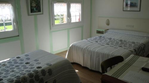 萨尔皮卡萨利亚酒店的一间卧室设有两张床和两个窗户。