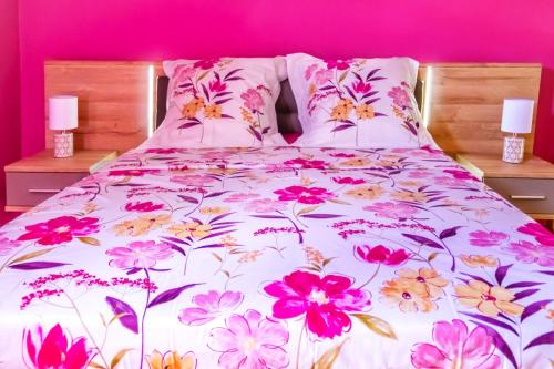 Sainte-SuzanneLe Tuit-Tuit ****的一张带花卉床罩和枕头的床