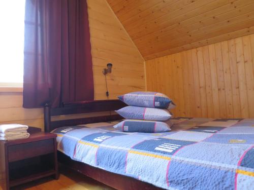 Eoste曼妮农场度假屋的一间卧室配有一张带两个枕头的床