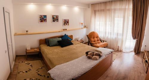 莱斯科瓦茨Apartmani Jovčić的一间卧室配有一张大床和一把椅子