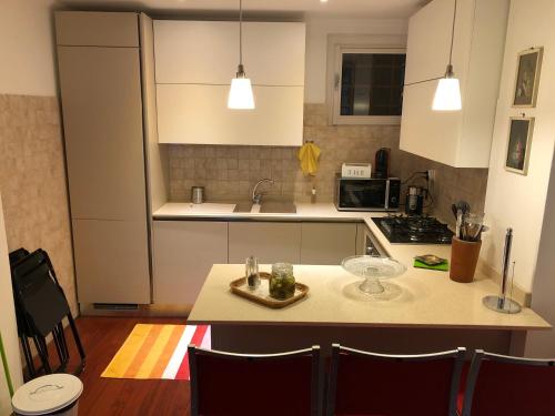 巴尔齐奥Cozy Apartment Barzio的厨房配有白色橱柜和台面