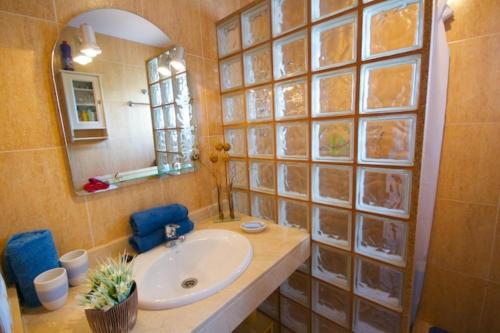 普拉亚布兰卡VILLA NEPAL的一间带水槽和镜子的浴室