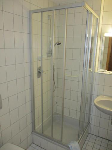 Sontheim im StubentalSontheimer Wirtshäusle的浴室里设有玻璃门淋浴