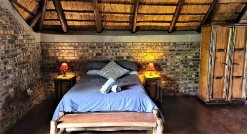 玛洛斯帕克Umvangazi Rest的卧室配有砖墙内的床铺