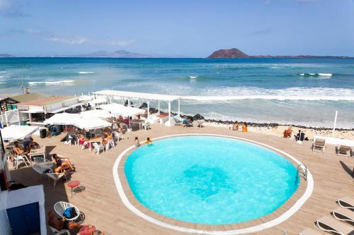 科拉雷侯Apartamentos Punta Elena Beach的海边的大型游泳池