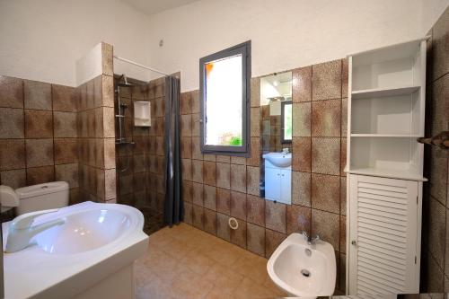 维琪奥港Residence "U LATONU"的带浴缸、卫生间和盥洗盆的浴室