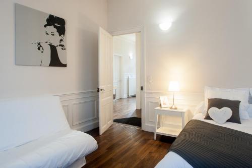 圣特萨维内奥富达德特鲁瓦酒店的一间白色卧室,配有两张床和门廊