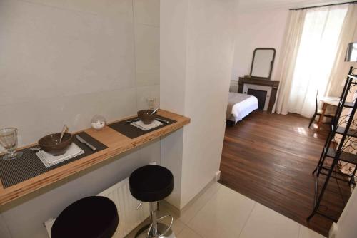 圣特萨维内奥富达德特鲁瓦酒店的一间设有2张凳子和一张桌子的柜台的房间