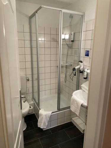 叙尔特岛机场公寓式酒店的一间浴室