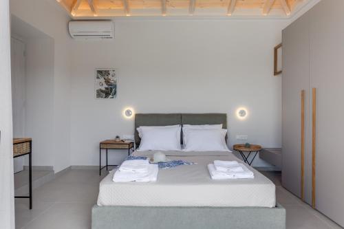 瓦莫斯Canna Villa的一间卧室配有一张大床和两张桌子