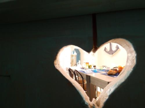 埃塔普勒La Surprise的一间设有一张心形墙桌的房间