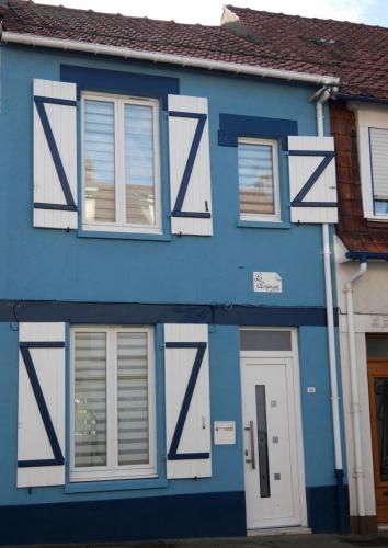 埃塔普勒La Surprise的蓝色的房子,有白色的窗户和门