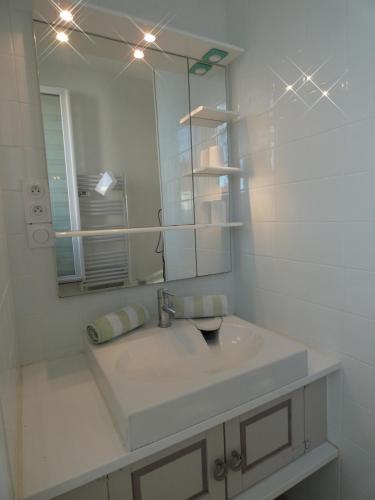 埃塔普勒La Surprise的白色的浴室设有水槽和镜子