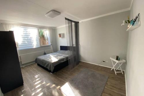 帕德博恩Schickes & gemütliches City Apartment 72qm 3Zimmer的一间卧室设有一张床和一个窗口