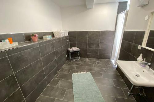 帕德博恩Schickes & gemütliches City Apartment 72qm 3Zimmer的一间带水槽的浴室和瓷砖地板