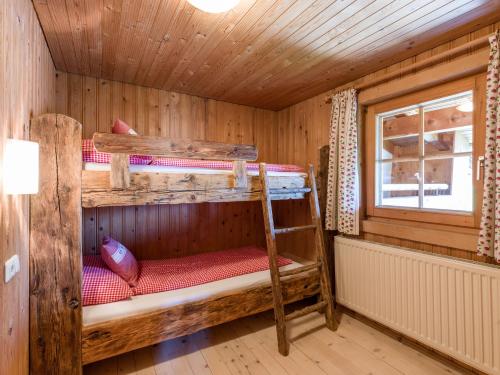 布里克森谷地霍普夫加尔滕Biobauernhof Fleckl的小屋内带两张双层床的客房