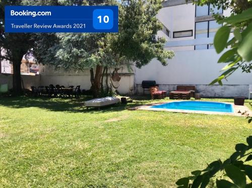 科尔多瓦Casa Compartida Barranca Yaco - Habit privadas的后院设有游泳池和大楼
