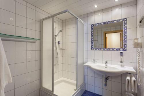 加尔蒂鹿港酒店的带淋浴和盥洗盆的浴室