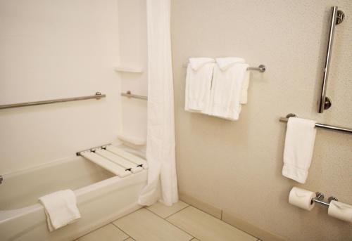 格罗弗海滩格罗弗海滩皮斯莫海滩地区假日酒店的浴室配有白色毛巾和浴缸。