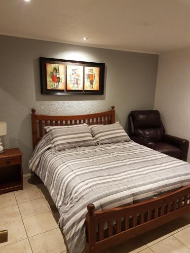 皮奇勒姆卡瓦尼亚斯恩托斯德尔玛旅舍的一间卧室配有一张大床和一把椅子